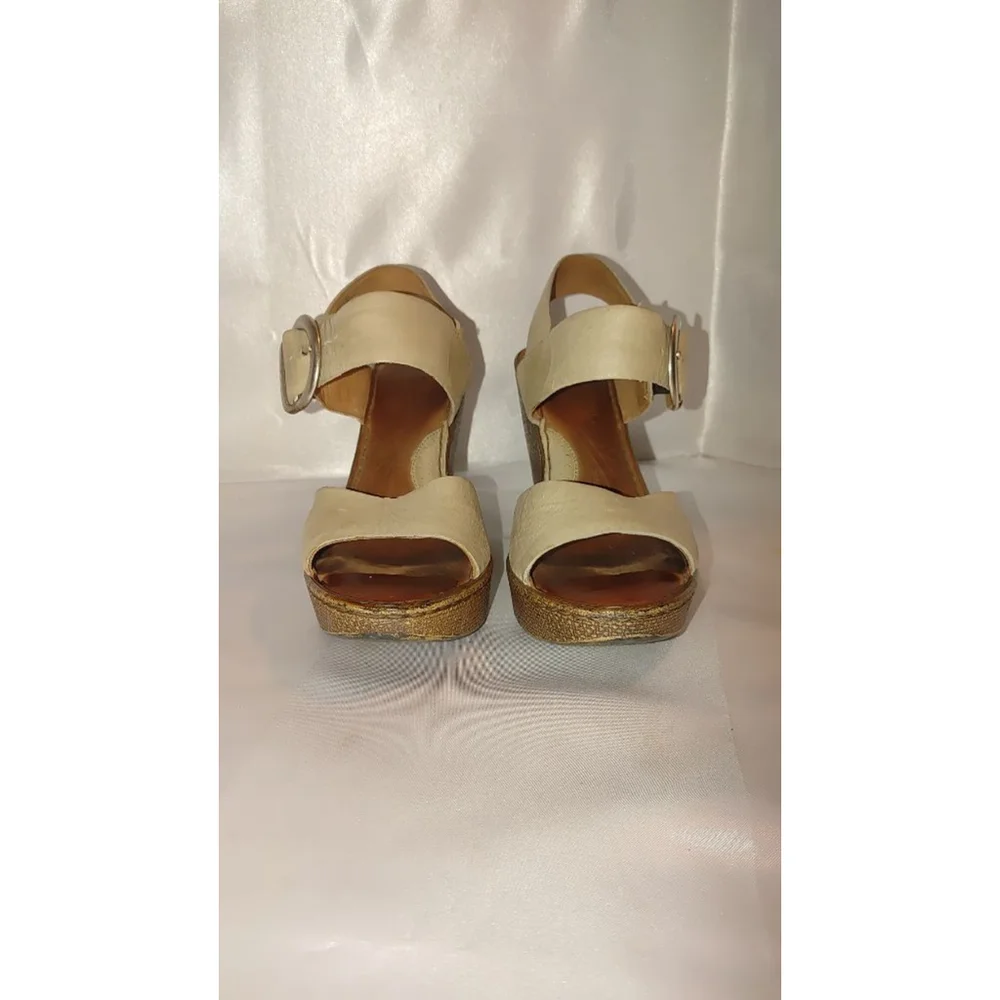 Born Leather Wedge Sandal Size 7